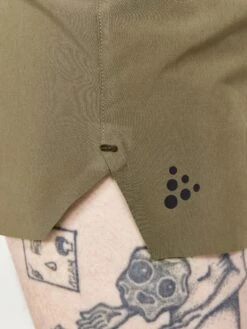 MEN'S ADV ESSENCE 2" STRETCH SHORTS -Cheap Sportswear Store 1908762 664000 ADVEssence2 StretchShortsM Closeup5