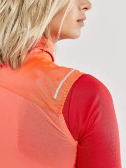 WOMEN'S ESSENCE LIGHT WIND CYCLING VEST -Cheap Sportswear Store 1908793 825000 EssenceLightWindVest Closeup3