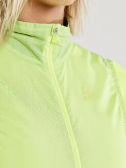 WOMEN'S ESSENCE LIGHT WIND CYCLING VEST -Cheap Sportswear Store 1908793 851000 EssenceLightWindVest Closeup5