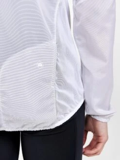 MEN'S ESSENCE LIGHT WIND CYCLING JKT -Cheap Sportswear Store 1908813 900000 EssenceLightWindJacketM Closeup3