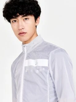 MEN'S ESSENCE LIGHT WIND CYCLING JKT -Cheap Sportswear Store 1908813 900000 EssenceLightWindJacketM Closeup4