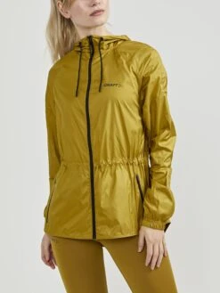 WOMEN'S ADV CHARGE TRAINING WIND JACKET -Cheap Sportswear Store 1909628 650000 ADVChargeWindJacket Closeup1