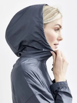 WOMEN'S ADV CHARGE TRAINING WIND JACKET -Cheap Sportswear Store 1909628 958000 ADVChargeWindJacketW Closeup4