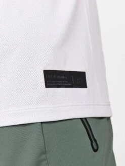 MEN'S PRO HYPERVENT RUNNING TEE -Cheap Sportswear Store 1910415 932000 PROHyperventSSTeeM Closeup4