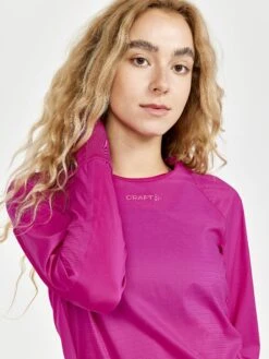 WOMEN'S PRO HYPERVENT RUNNING WIND TOP -Cheap Sportswear Store 1910428 486000 PROHyperventLSWindTopW Closeup3