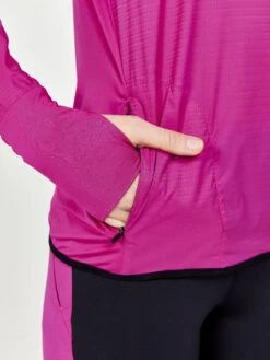 WOMEN'S PRO HYPERVENT RUNNING WIND TOP -Cheap Sportswear Store 1910428 486000 PROHyperventLSWindTopW Closeup4