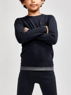 KIDS CORE DRY ACTIVE COMFORT BASELAYER 24 KIDS CORE DRY ACTIVE COMFORT BASELAYER -Cheap Sportswear Store 1911233 999000 COREDryActiveComfortLSJR Closeup1