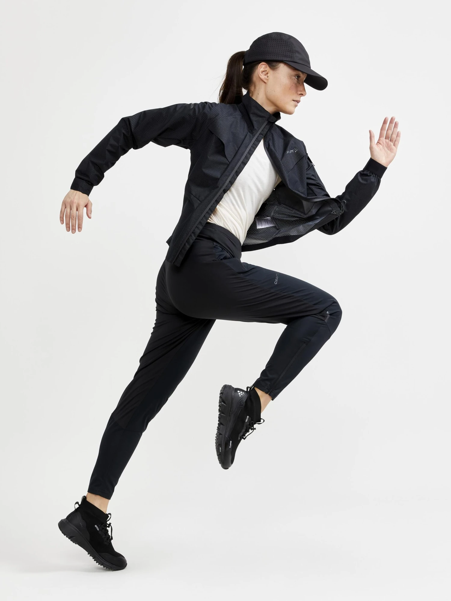 WOMEN'S PRO HYDRO CARGO RUNNING JACKET 10 WOMEN'S PRO HYDRO CARGO RUNNING JACKET - Image 8