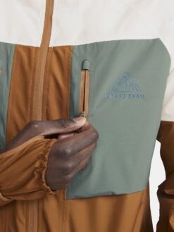 MEN'S PRO TRAIL RUNNING HYDRO JACKET 27 MEN'S PRO TRAIL RUNNING HYDRO JACKET -Cheap Sportswear Store 1912445 685905 PROTrailHydroJacketM Closeup4