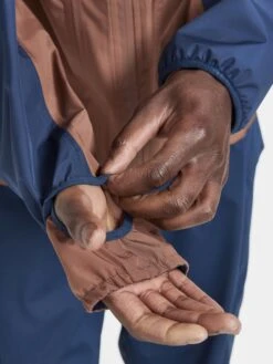 MEN'S PRO TRAIL RUNNING HYDRO JACKET 20 MEN'S PRO TRAIL RUNNING HYDRO JACKET -Cheap Sportswear Store 1912445 698686 PROTrailHydroJacketM Closeup4