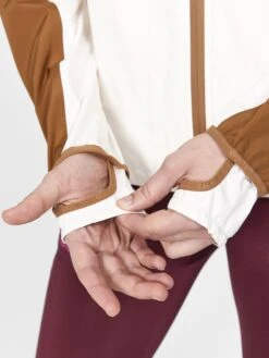 WOMEN'S PRO TRAIL RUNNING JACKET -Cheap Sportswear Store 1912448 905685 PROTrailHydroJacketW Closeup4