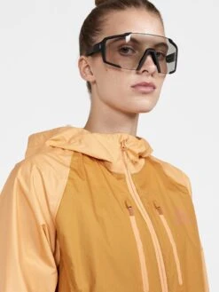 WOMEN'S PRO TRAIL RUNNING 2L LIGHT WEIGHT JACKET -Cheap Sportswear Store 1913140 582574 PROTrail2LLightWeightJacketW Closeup4